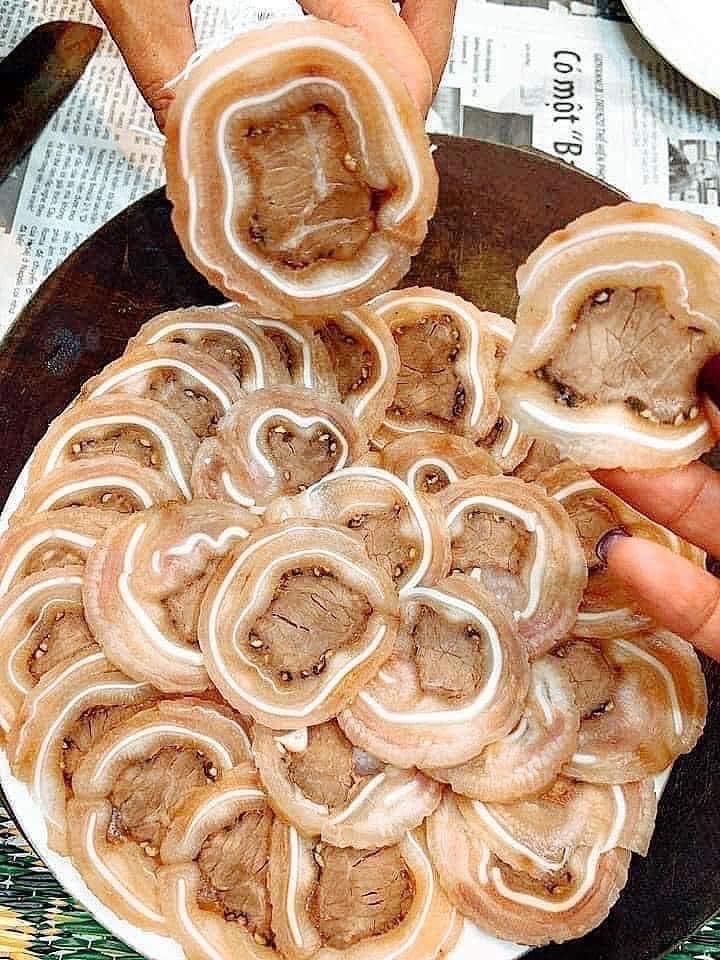 Tai heo cuộn lưỡi-duoc-ban-tai-Tonyfood
