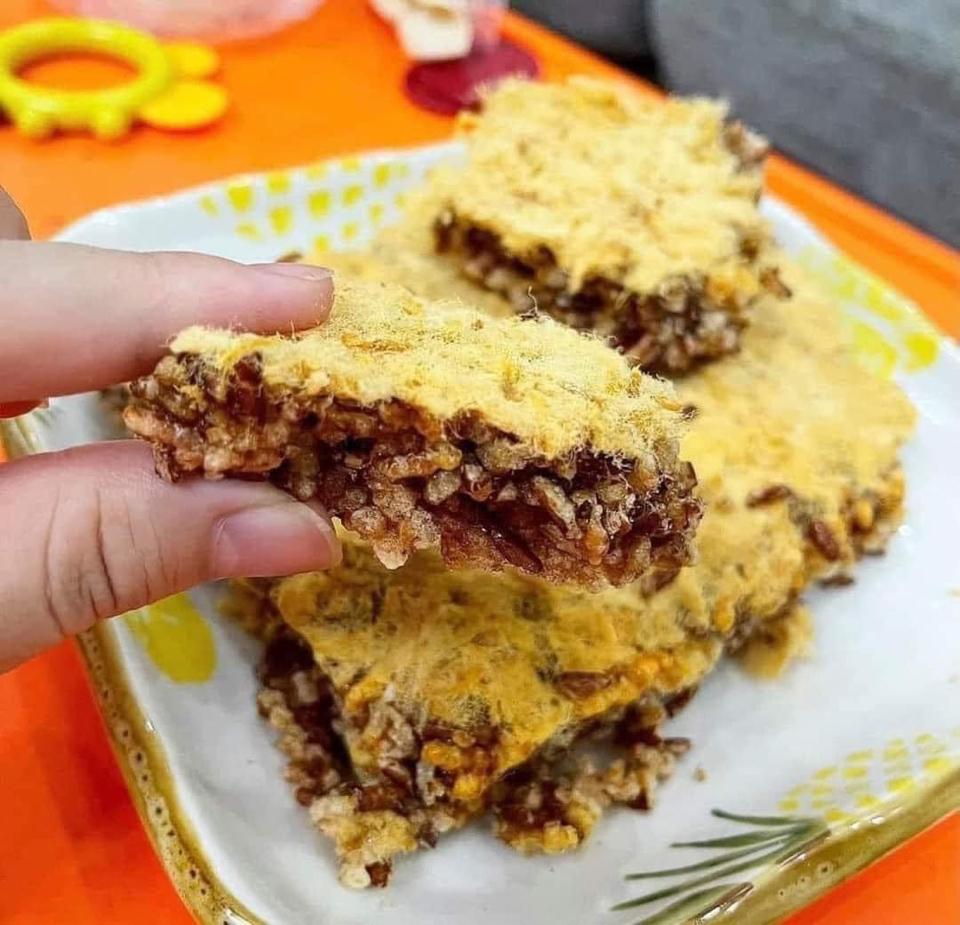 Cơm cháy gạo lứt chà bông-duoc-ban-tai-Tonyfood