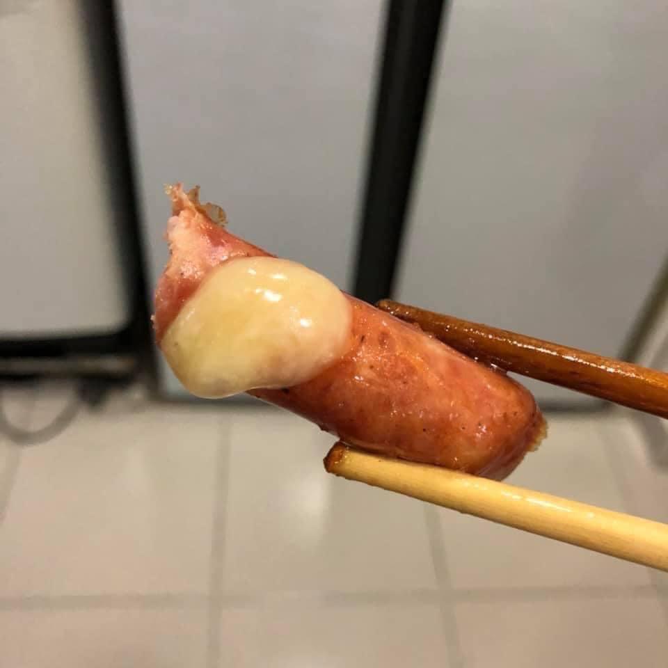 Xúc xích phomai-duoc-ban-tai-Tonyfood
