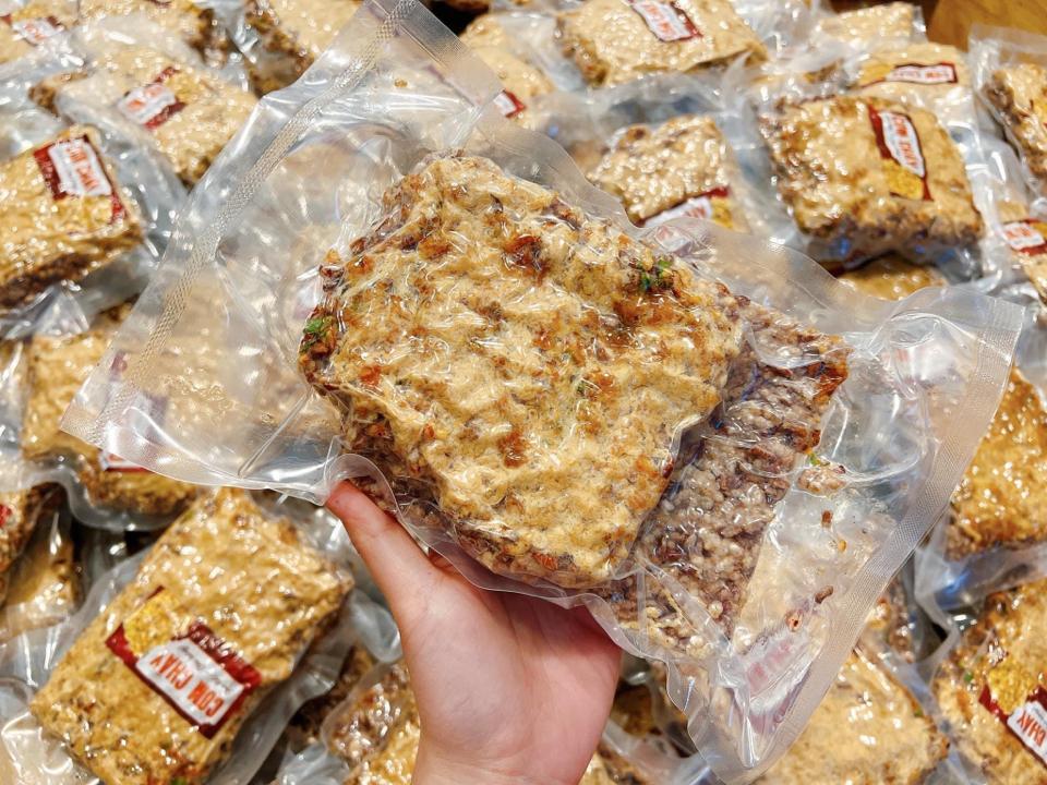 Cơm cháy gạo lứt chà bông-duoc-ban-tai-Tonyfood