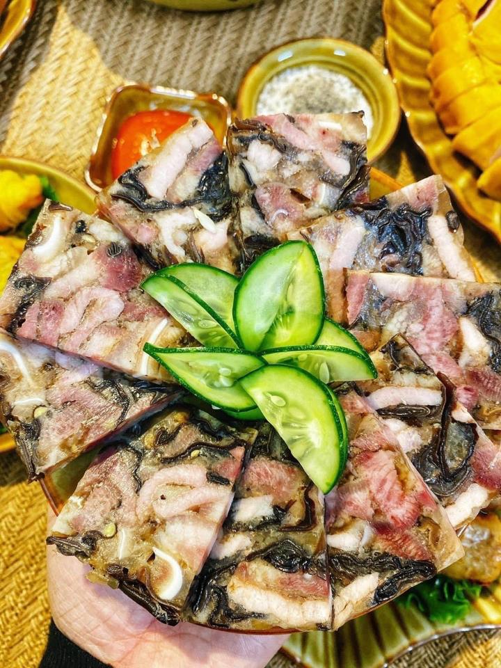 Giò xào tai lưỡi-duoc-ban-tai-Tonyfood