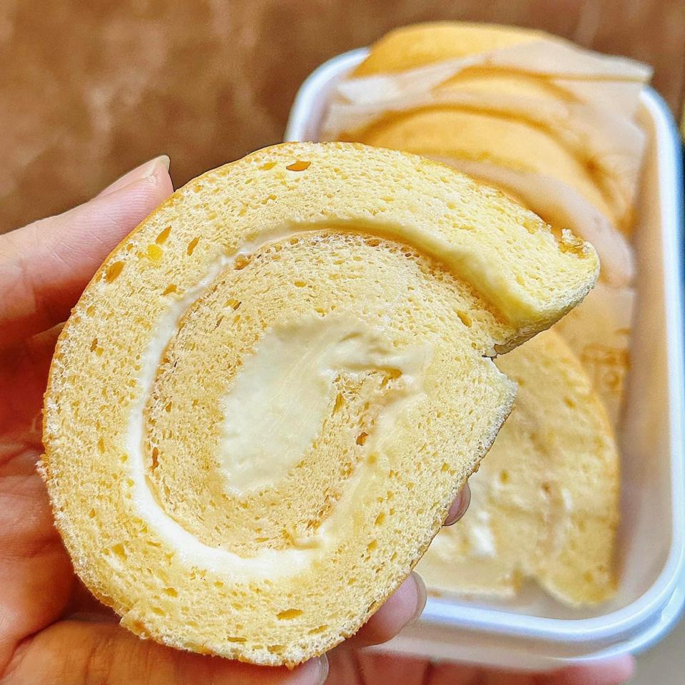 Bánh cuộn kem-duoc-ban-tai-Tony Food