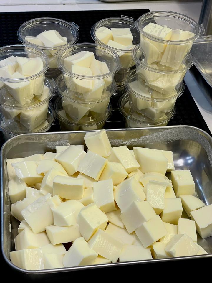 Phomai Tươi-duoc-ban-tai-Linh Anh Food&Dessert