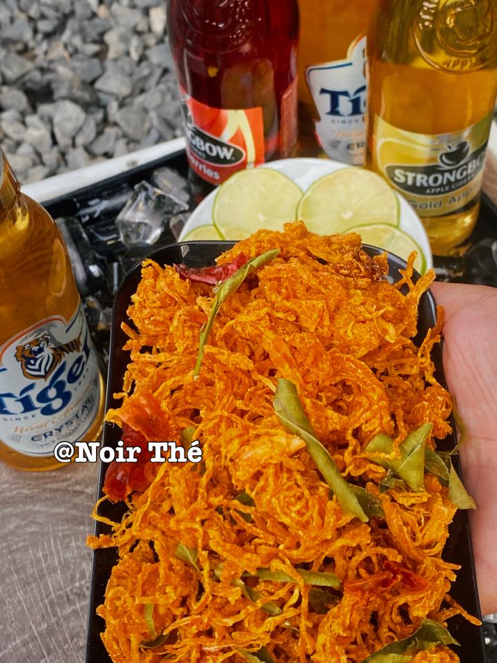 Khô gà-duoc-ban-tai-Noir Thé cafe