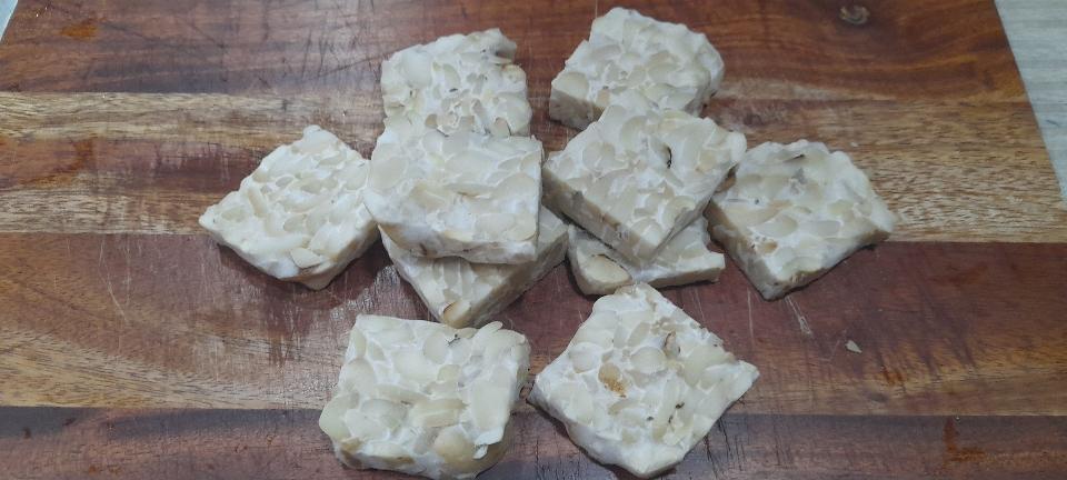  TEMPEH (số 11) HẠT ĐIỀU MIX HẠT SEN, HÀ LAN (MƯỜI MỘT)-duoc-ban-tai-Tempeh Quảng Chân - BẢO QUẢN NGĂN ĐÔNG ĐÁ 24/24