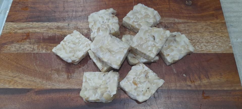  TEMPEH (số 11) HẠT ĐIỀU MIX HẠT SEN, HÀ LAN (MƯỜI MỘT)-duoc-ban-tai-Tempeh Quảng Chân - BẢO QUẢN NGĂN ĐÔNG ĐÁ 24/24