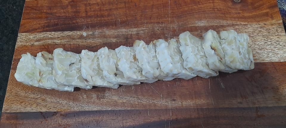  TEMPEH (số 11) HẠT ĐIỀU MIX HẠT SEN, HÀ LAN (MƯỜI MỘT)-duoc-ban-tai-Tempeh Quảng Chân - BẢO QUẢN NGĂN ĐÔNG ĐÁ 24/24