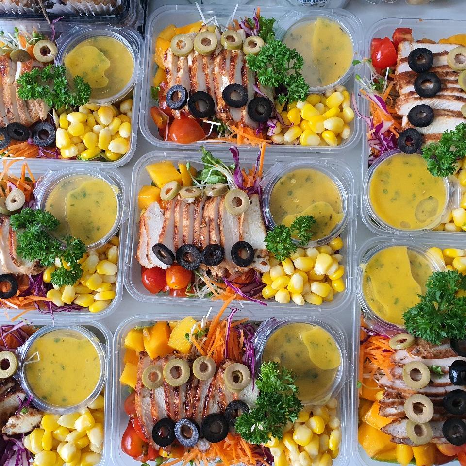 Salad xoài gà áp chảo-duoc-ban-tai-EATCLEAN HACHI DALAT