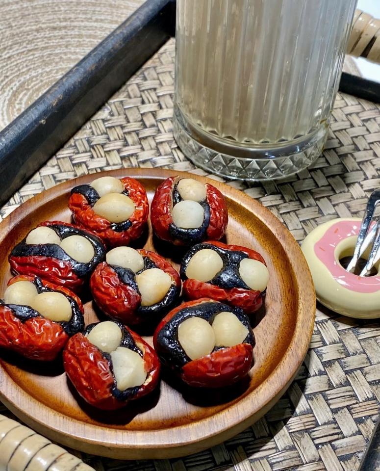 Táo đỏ mè đen macca 250gr-duoc-ban-tai-EATCLEAN HACHI DALAT