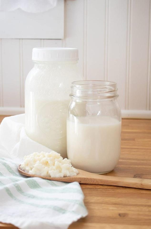 Sữa chua kefir Sữa chua kefir nguyên chất đúng là “vị cứu tinh” của hệ tiêu hoá luôn – nhiều lợi khuẩn, dễ tiêu, lại hỗ trợ miễn dịch tốt nữa.-duoc-ban-tai-RawPro - Cửa hàng Protein tươi sống
