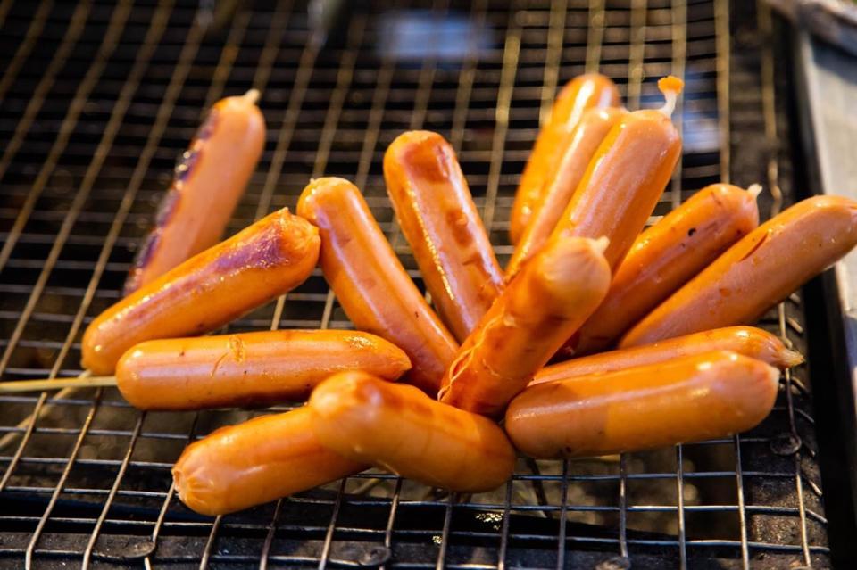 xúc xích -duoc-ban-tai-Tiệm Nhà Táo