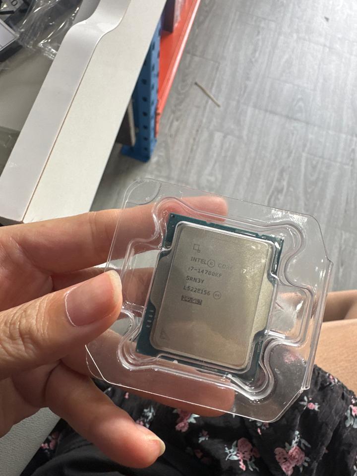 Chip tray i7-14700kf-duoc-ban-tai-Xtreme PC