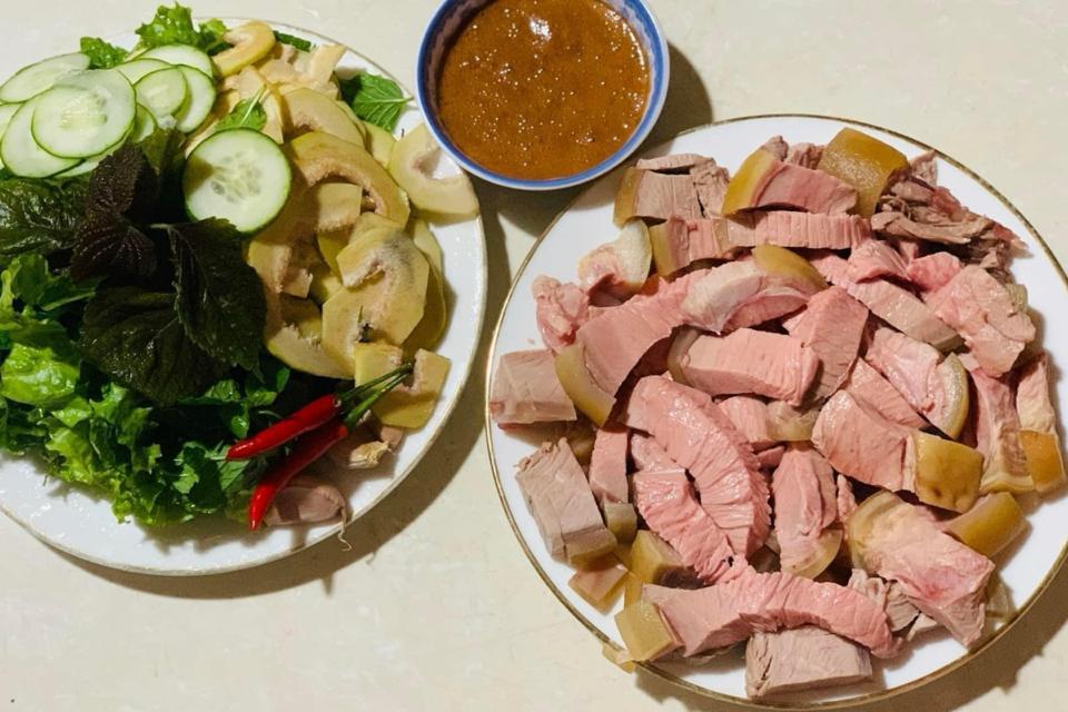 Bê thui-duoc-ban-tai-Quán Lẩu Bò A Cứ 2