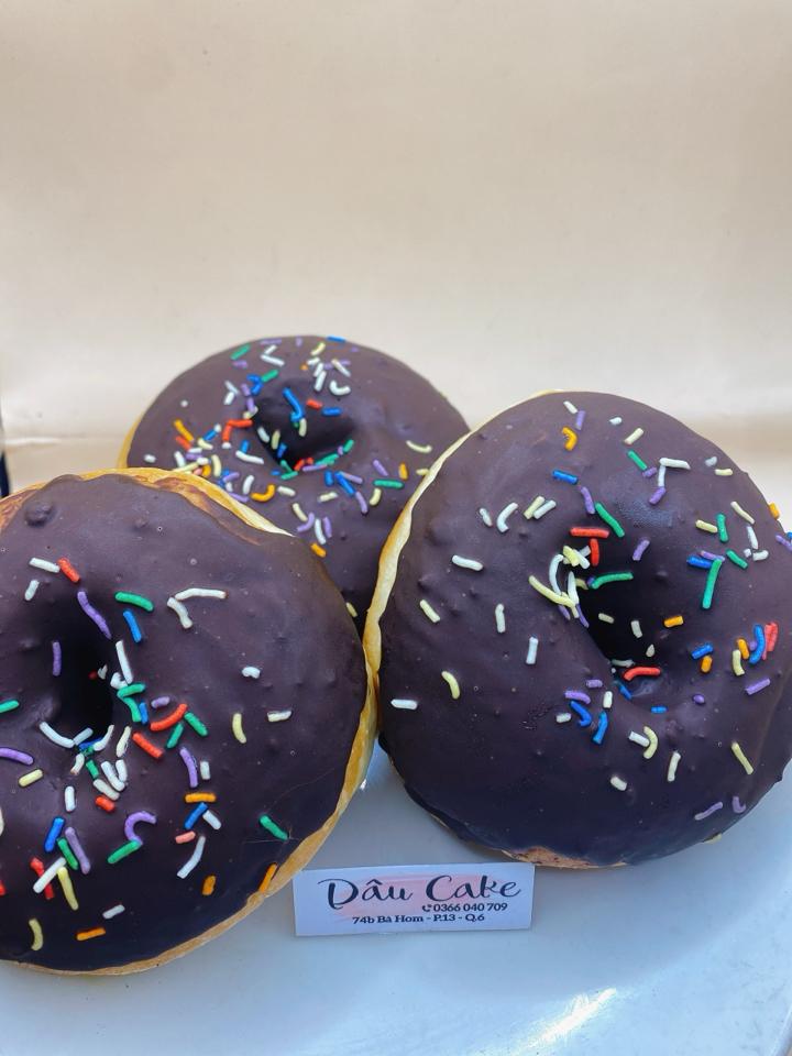 Đô nớt sô-cô-la-duoc-ban-tai-Dâu cake bakery