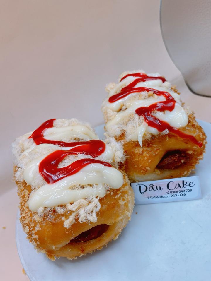 Xúc xích tươi-duoc-ban-tai-Dâu cake bakery