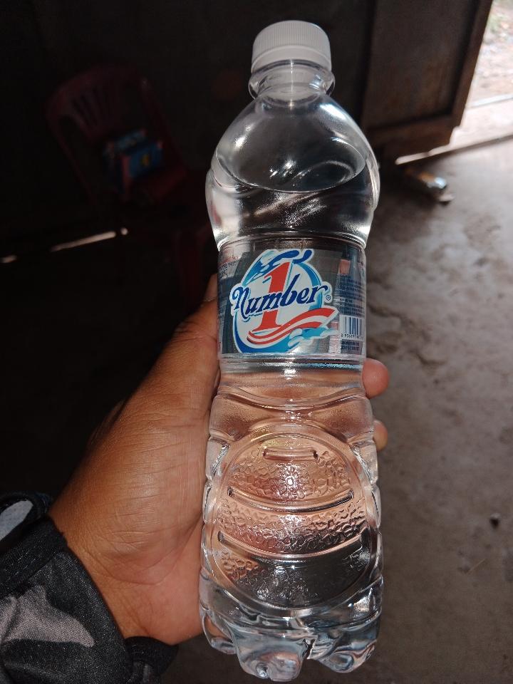 Nước suối-duoc-ban-tai-HỒ CÂU HAI MO