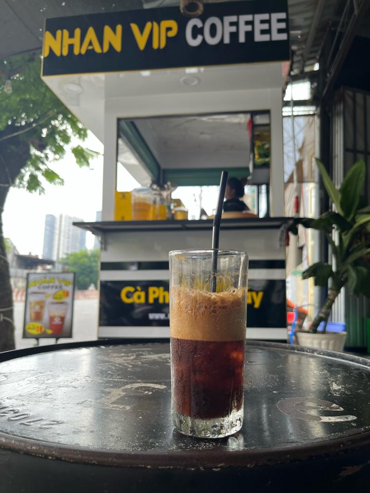 Cà phê đen đá-duoc-ban-tai-NHÂN VIP COFFEE