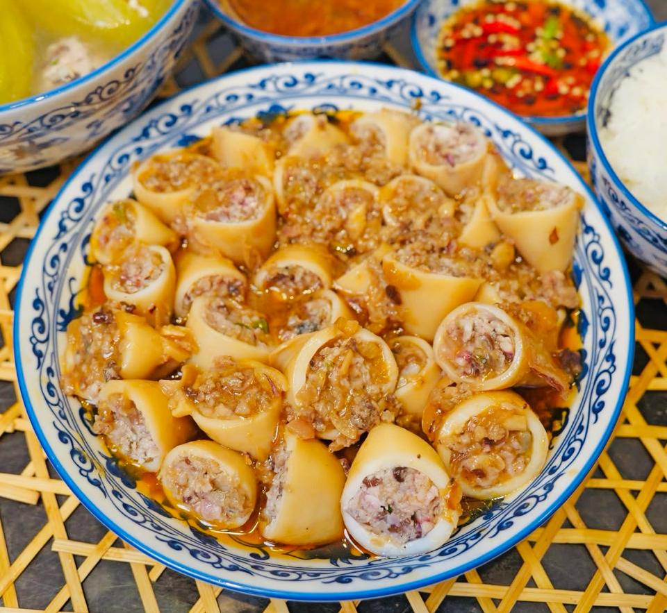 Mực Ống Nhồi Thịt-duoc-ban-tai-PYLUCKFOODS - CỬA HÀNG THỰC PHẨM MAY MẮN VÀ HẠNH PHÚC
