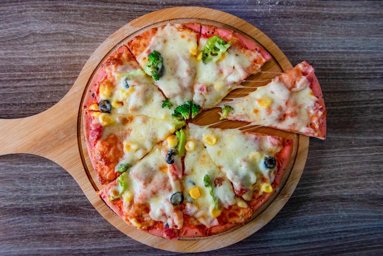 Pizza -duoc-ban-tai-Tiệm bánh Chum Chum - Ngọc Hồi