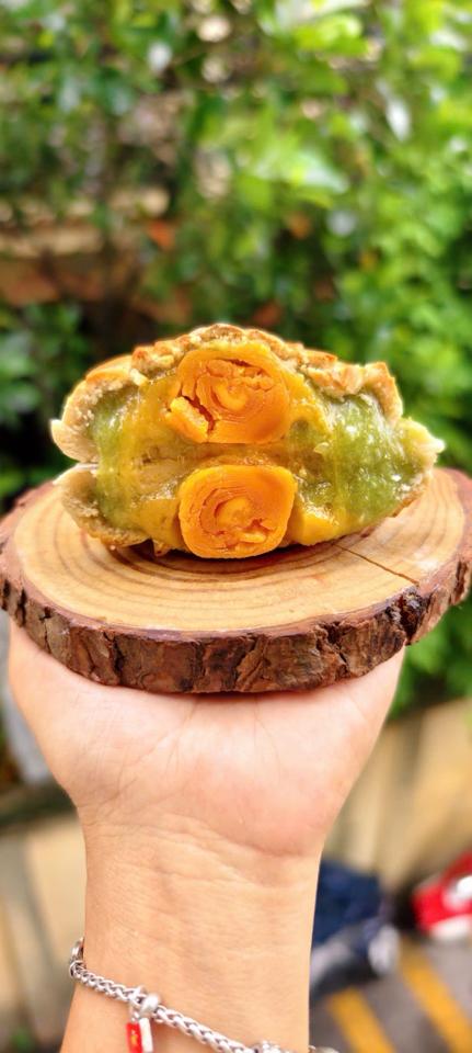 Bánh nướng cốm lava trứng -duoc-ban-tai-Tiệm bánh Chum Chum - Ngọc Hồi