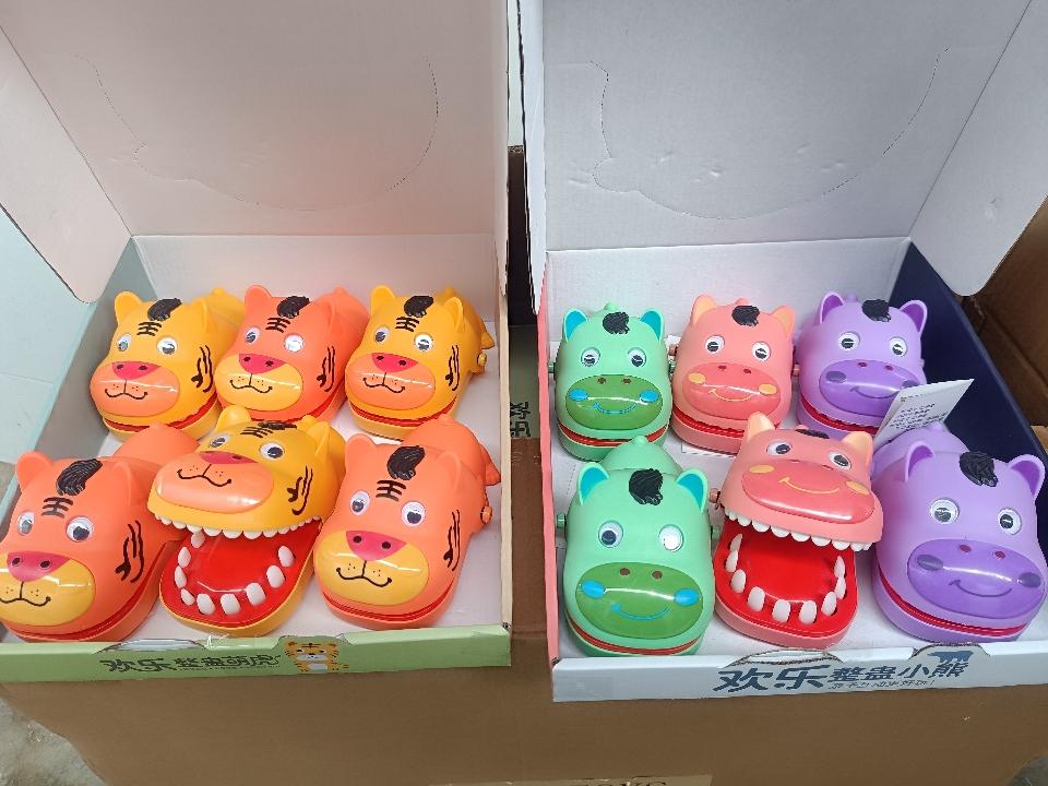 Thú cắn tay-duoc-ban-tai-NPP Quang Duy Toys