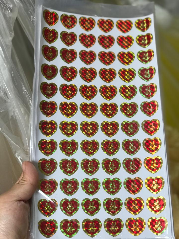 Hỷ decal 72 tim dán cau, dán quả-duoc-ban-tai-Phạm Thuỳ Linh