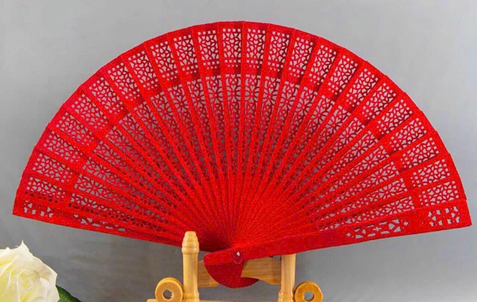 Quạt gỗ ĐỎ-duoc-ban-tai-Phạm Thuỳ Linh