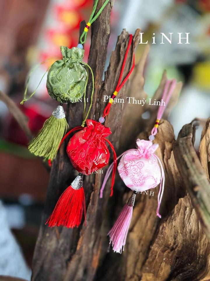 Túi lì xì treo-duoc-ban-tai-Phạm Thuỳ Linh