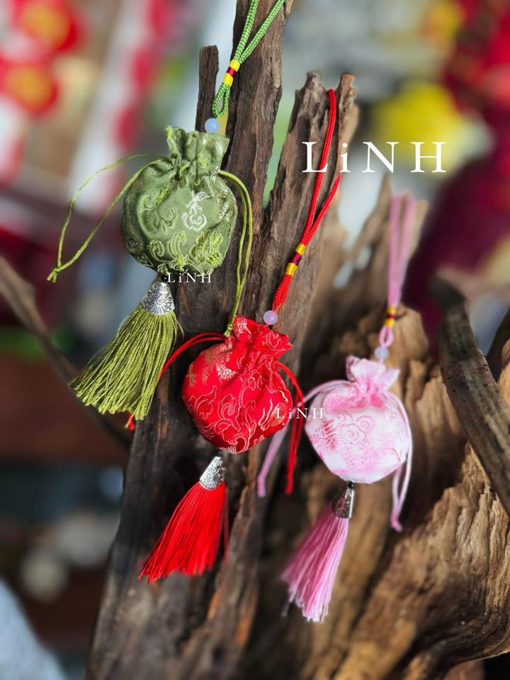 Túi lì xì treo-duoc-ban-tai-Phạm Thuỳ Linh