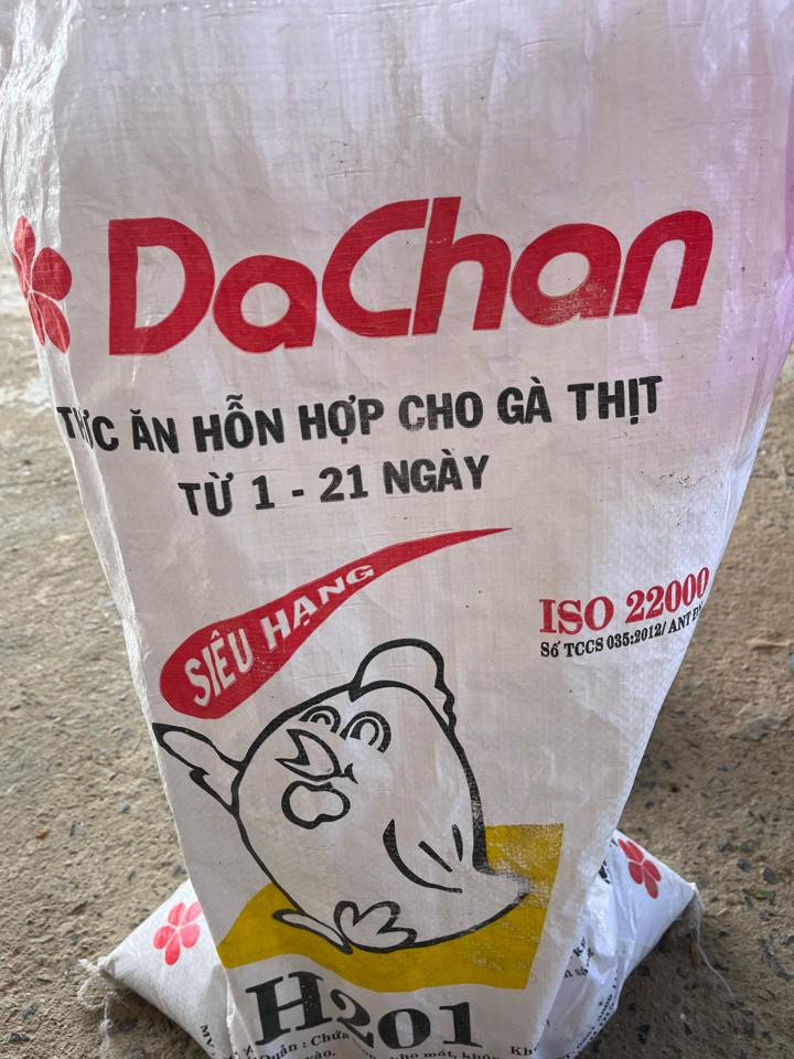 Cám gà siêu hạng DaChan bao 25kg-duoc-ban-tai-Đông Food Farm