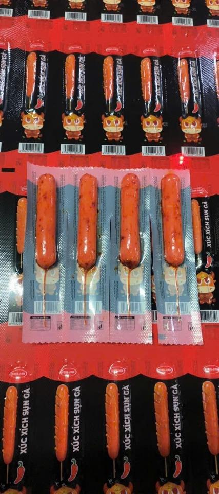 Xúc xích que-duoc-ban-tai-Wy