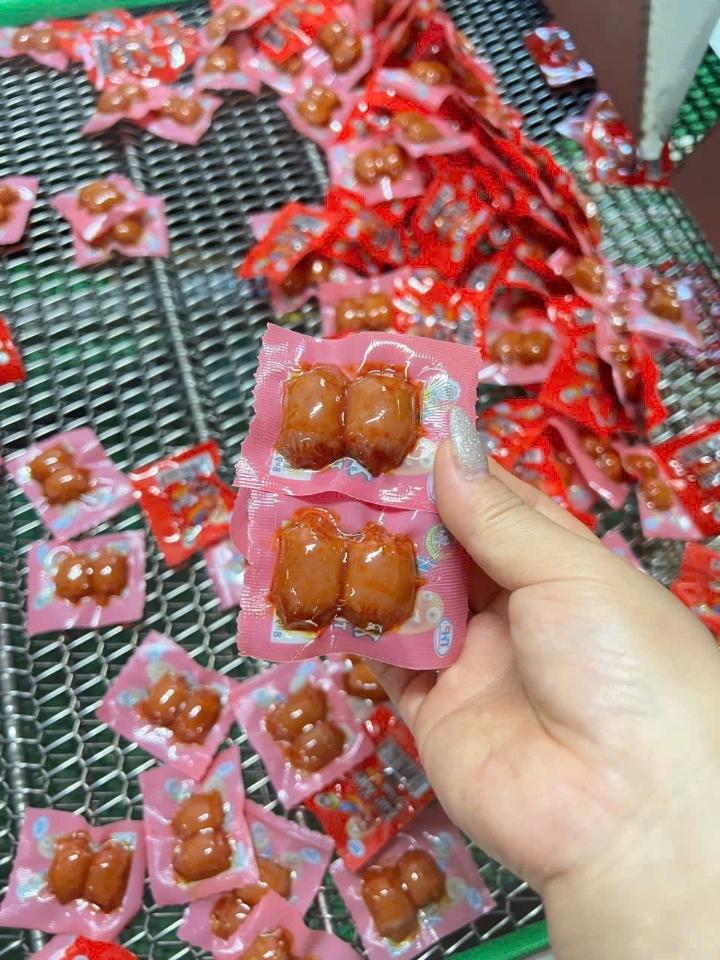 Xúc xích 2v-duoc-ban-tai-Wy