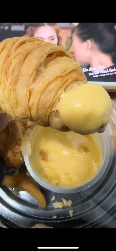 Croissant bơ tỏi chấm phô mai (đặt trước 40p)-duoc-ban-tai-Bếp Nhà Gió