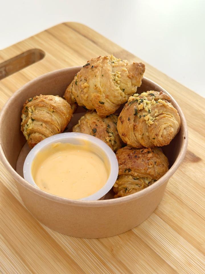 Croissant bơ tỏi chấm phô mai (đặt trước 40p)-duoc-ban-tai-Bếp Nhà Gió