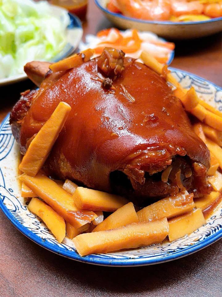 Chân giò kho Dừa-duoc-ban-tai-Bếp Vị Bắc