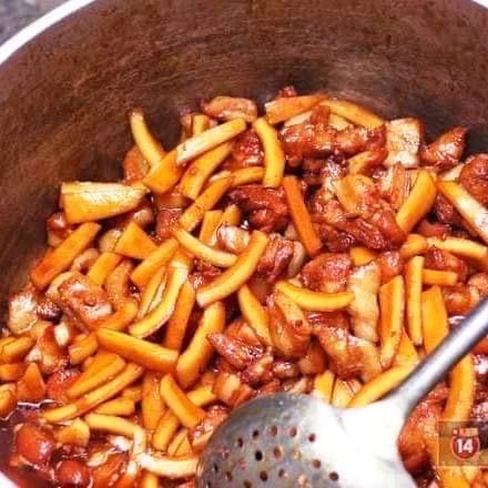 Thịt kho dừa Trinh hàng bè-duoc-ban-tai-Bếp Vị Bắc