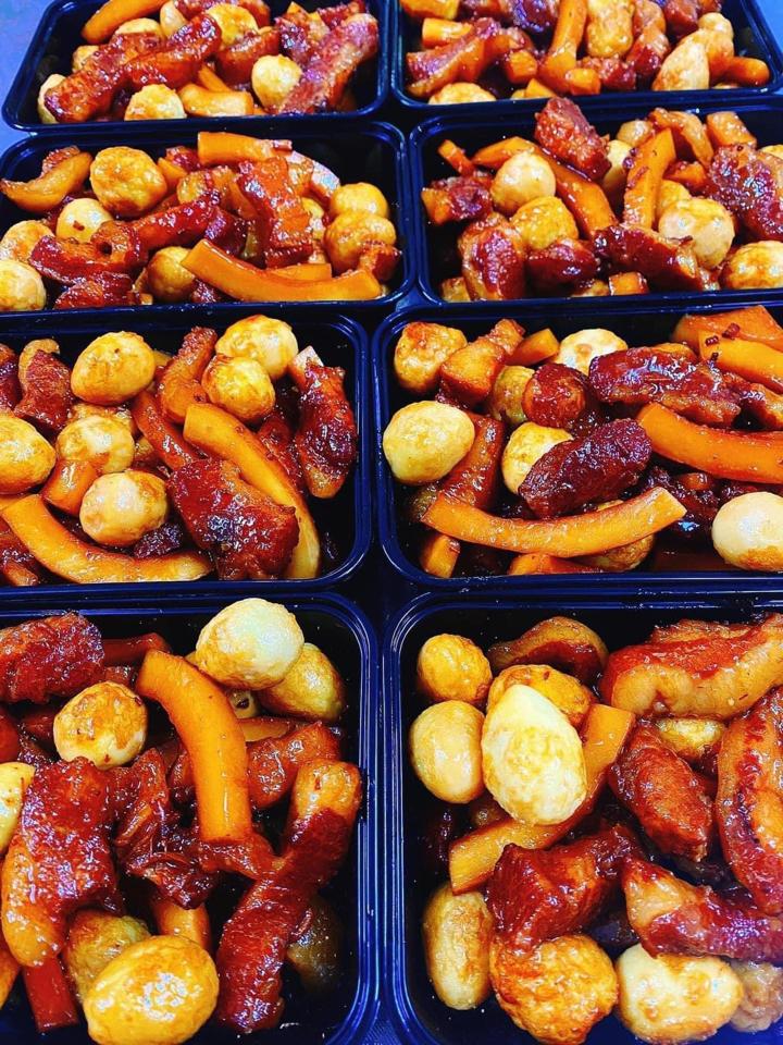 Nọng heo kho dừa trứng cút-duoc-ban-tai-Bếp Vị Bắc