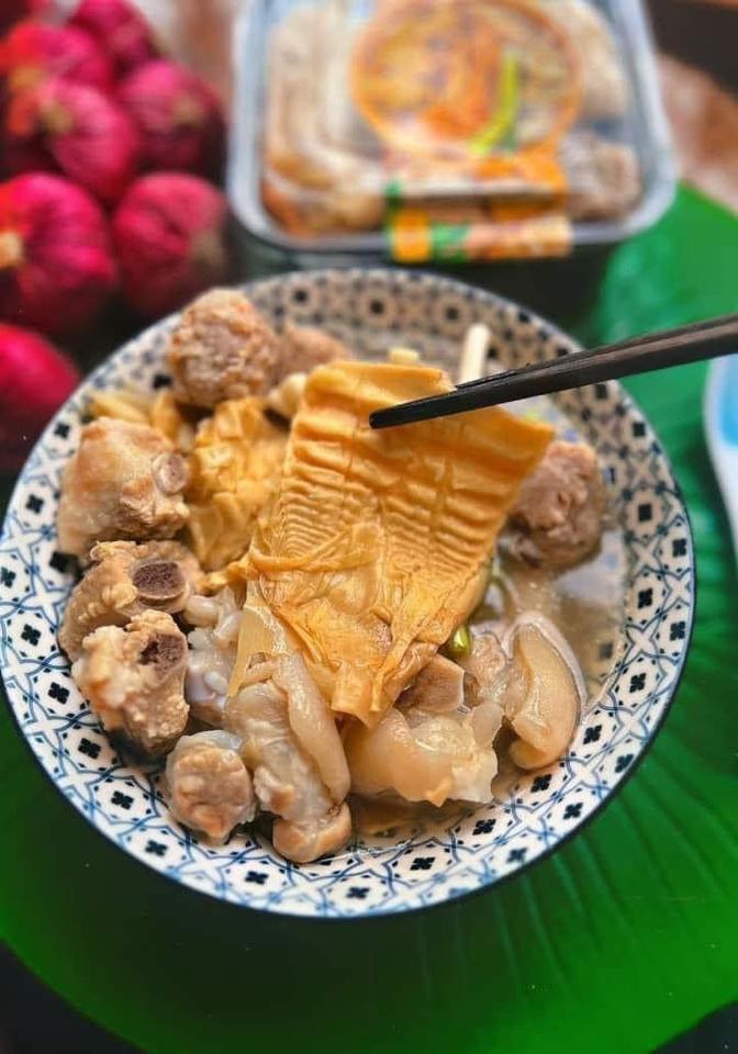 Canh măng móng sườn mọc-duoc-ban-tai-Bếp Vị Bắc