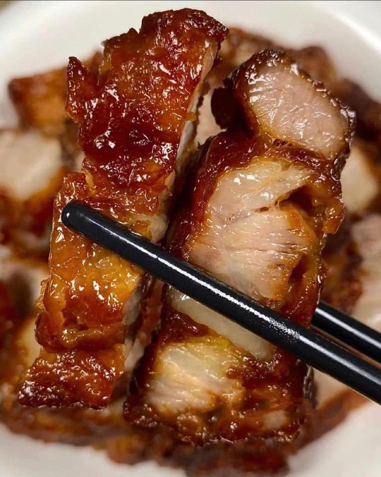 Ba rọi quay xá xíu-duoc-ban-tai-Bếp Vị Bắc