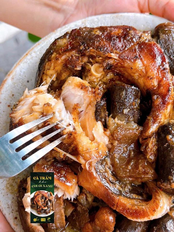 Cá trắm kho chuối xanh-duoc-ban-tai-Bếp Vị Bắc