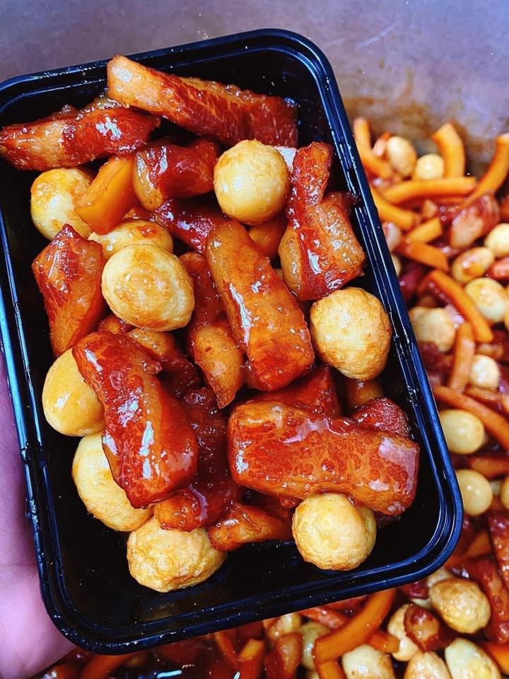 Nọng heo kho dừa trứng cút-duoc-ban-tai-Bếp Vị Bắc