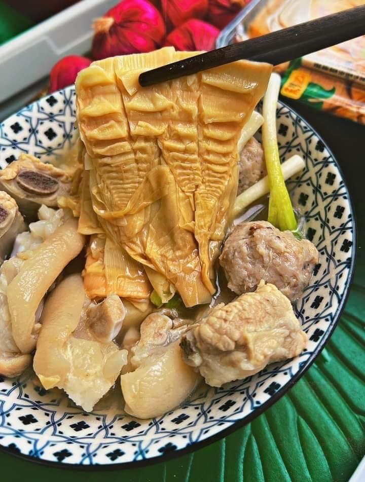 Canh măng móng sườn mọc-duoc-ban-tai-Bếp Vị Bắc