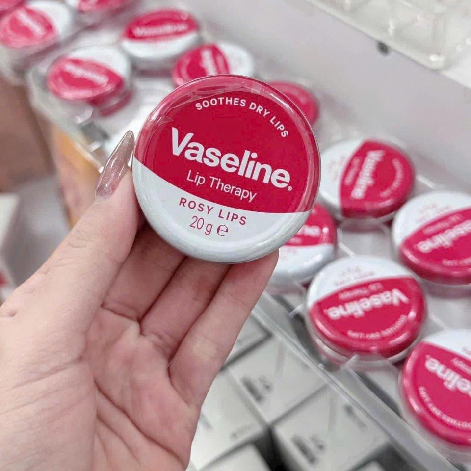 Son dưỡng môi Vaseline Lip Therapy Rosy 20g-duoc-ban-tai-Lục Hồng Vân -Mrakybeauty