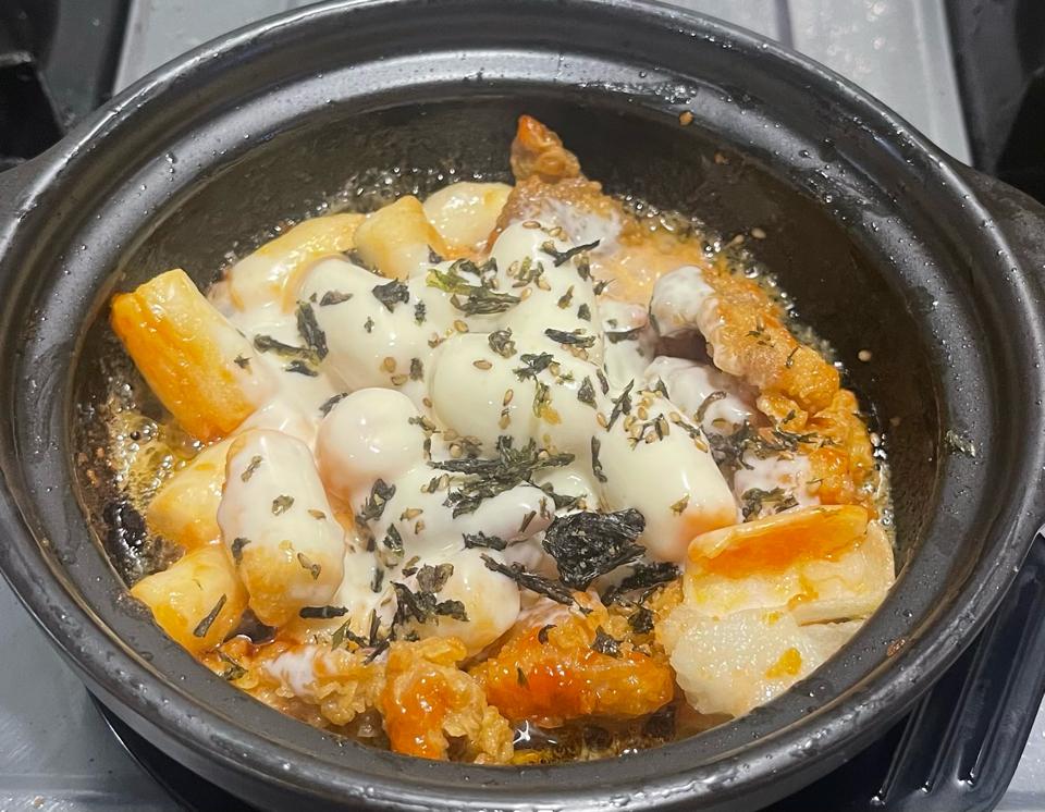 Gà xù tokbokki sốt cay phomai-duoc-ban-tai-KUTIN Food & Drink