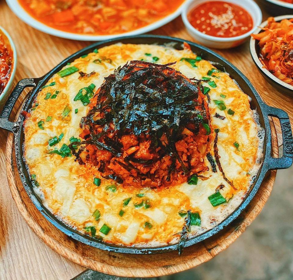 Cơm Gà Xào Kim Chi -duoc-ban-tai-KUTIN Food & Drink