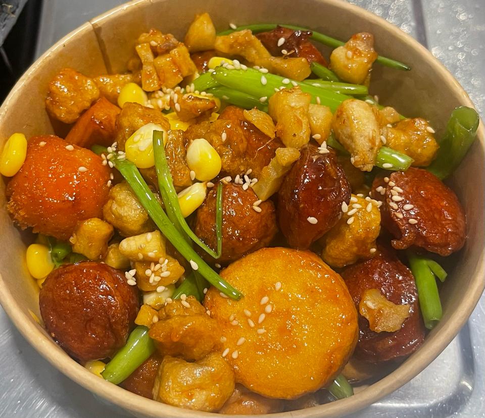 Thập cẩm cá viên sốt cay-duoc-ban-tai-KUTIN Food & Drink