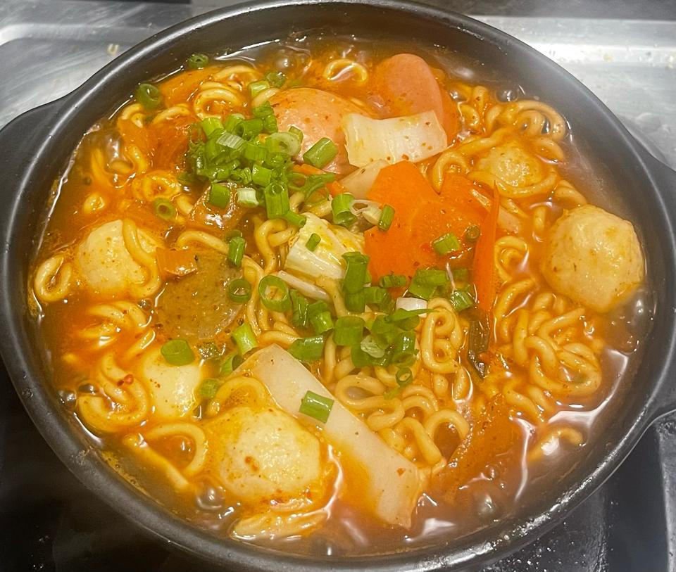 Mì Cay Thập Cẩm (Full topping)-duoc-ban-tai-KUTIN Food & Drink