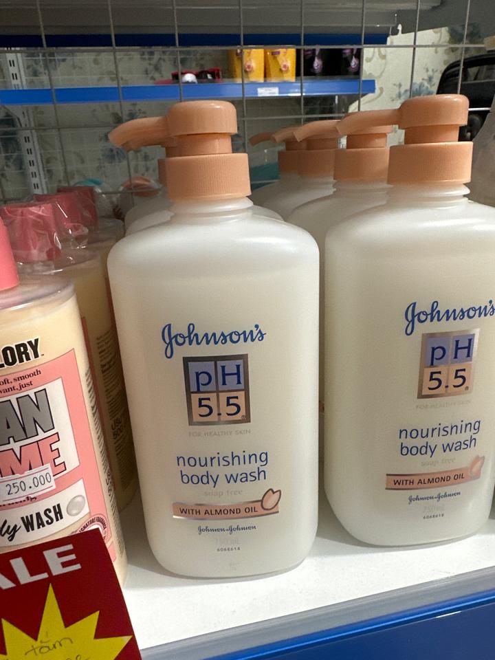 Sữa Tắm Dầu Hạnh Nhân Johnson's Ph 5.5 Nourishing Body Wash With Almond Oil 750ml-duoc-ban-tai-GenZstore