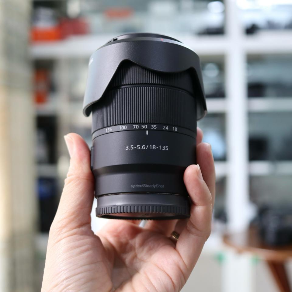 Sony E 18-135mm f/3.5-5.6 OSS use đẹp-duoc-ban-tai-Máy Ảnh Shop