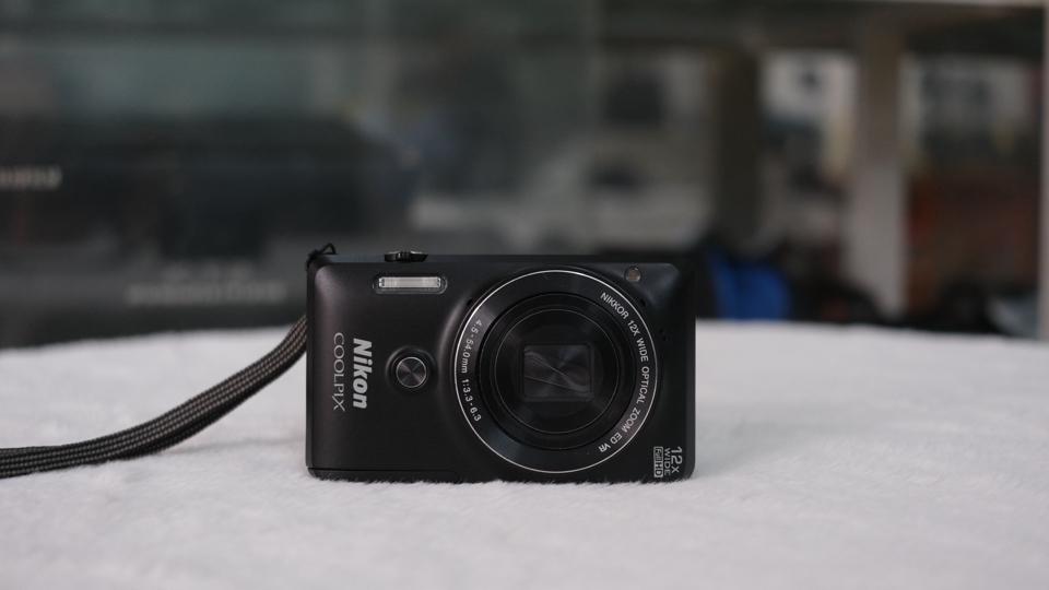 Nikon s6900, wifi, màn hình lật-duoc-ban-tai-Máy Ảnh Shop